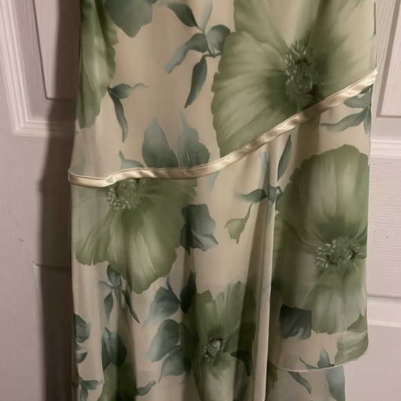 Beautiful Spring Dress - Picture 4 of 6